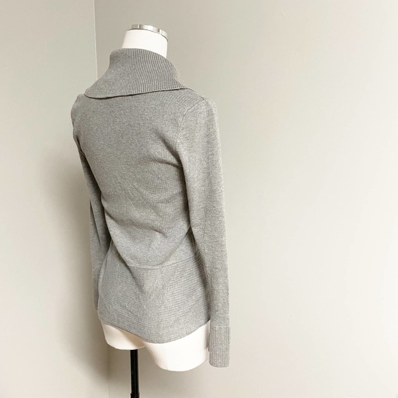 White House Black Market Grey Ribbed Cowl Neck Sweater Asymmetrical Waist Medium - Picture 5 of 11